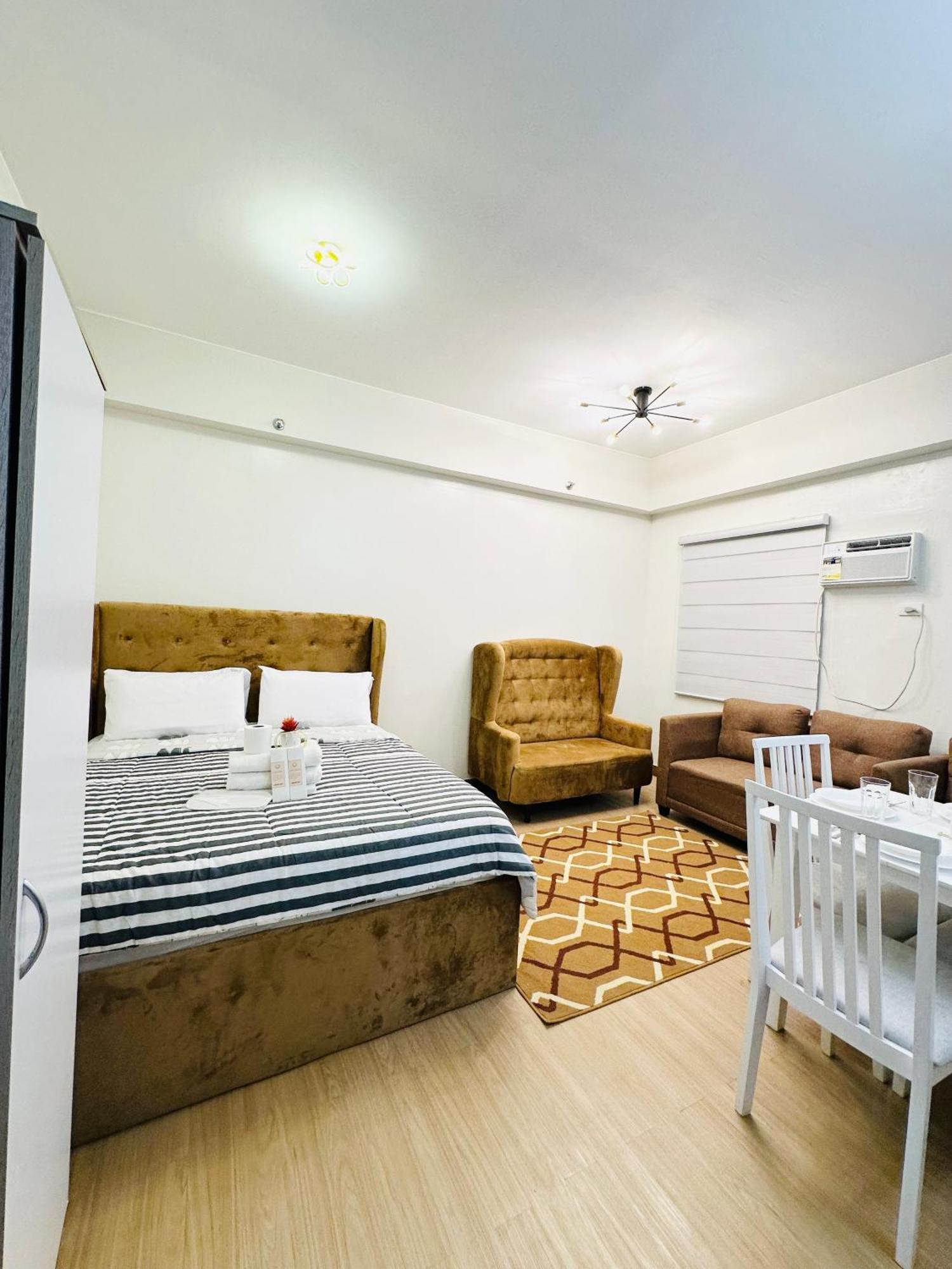 Starlight Suites Trece Martires Exterior foto